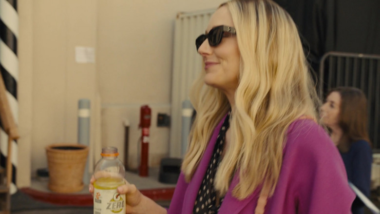 Gatorade Zero Drink of Judy Greer as Bree Marie Jensen in Reboot S01E04 Girlfriends (2)