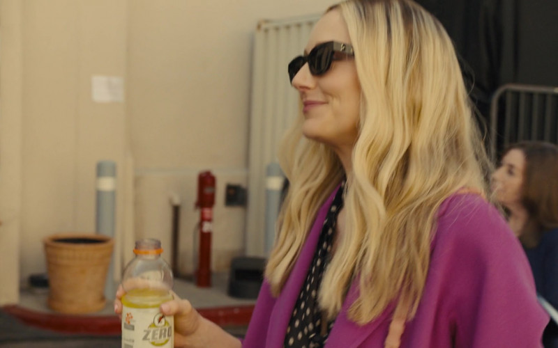 Gatorade Zero Drink of Judy Greer as Bree Marie Jensen in Reboot S01E04 Girlfriends (2)
