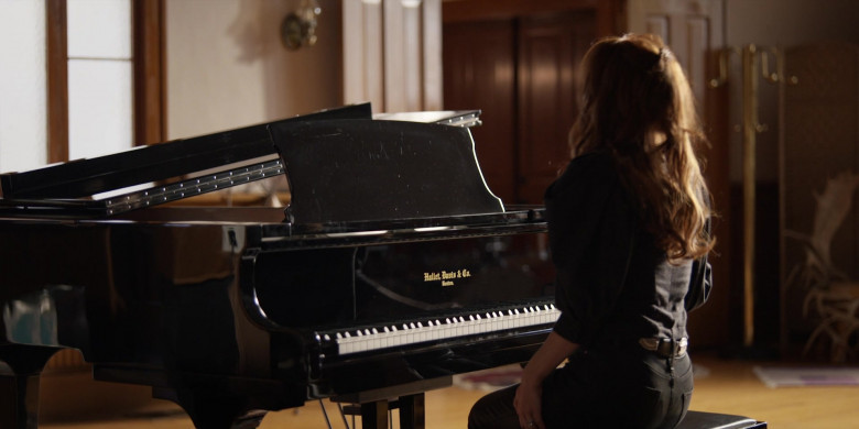 Hallet, Davis & Co. Piano in Monarch S01E02 There Can Only Be One Queen (1)