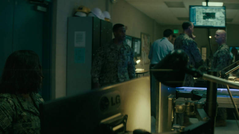 LG Monitors in SEAL Team S06E01 Low-Impact (2)