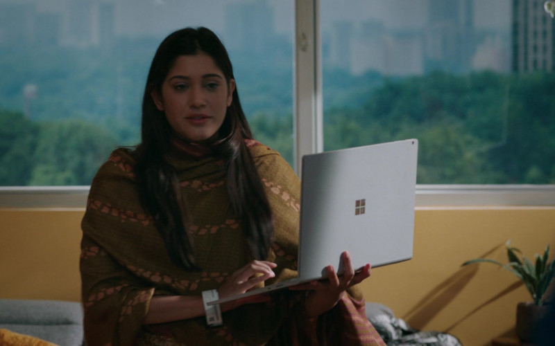 Microsoft Surface Laptop in The Resident S06E02 Peek and Shriek (2)
