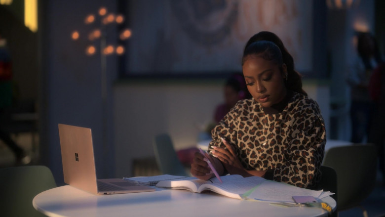 Microsoft Surface Laptops in Grown-ish S05E08 Certified Lover Boy (7)