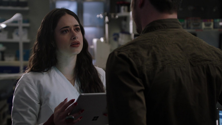 Microsoft Surface Tablet in Roswell, New Mexico S04E12 Two Sparrows in a Hurricane (2022)