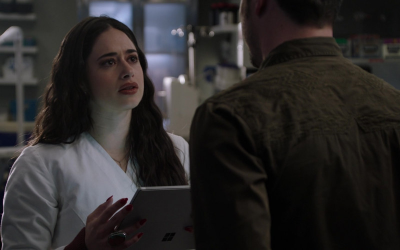 Microsoft Surface Tablet in Roswell, New Mexico S04E12 Two Sparrows in a Hurricane (2022)