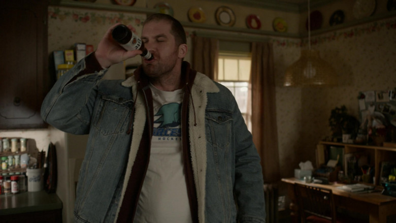 Miller Lite Beer in Kevin Can Fk Himself S02E02 The Way We Were (1)