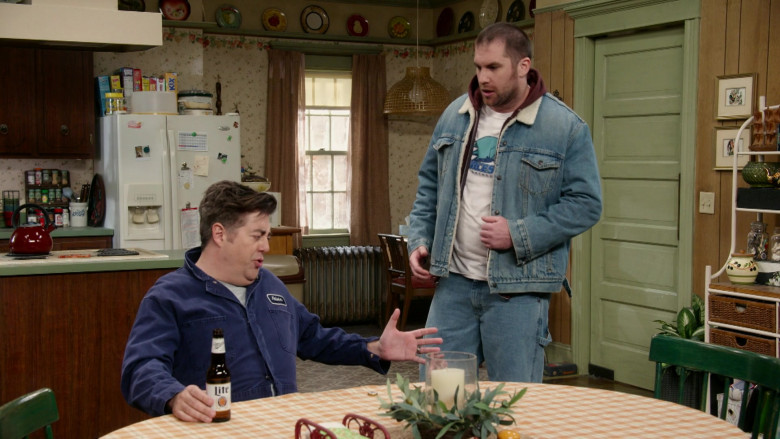 Miller Lite Beer in Kevin Can Fk Himself S02E02 The Way We Were (3)