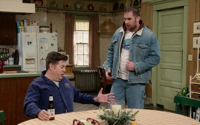 Miller Lite Beer in Kevin Can Fk Himself S02E02 The Way We Were (3)