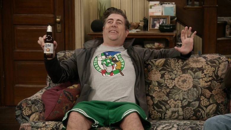Miller Lite Beer in Kevin Can Fk Himself S02E02 The Way We Were (4)