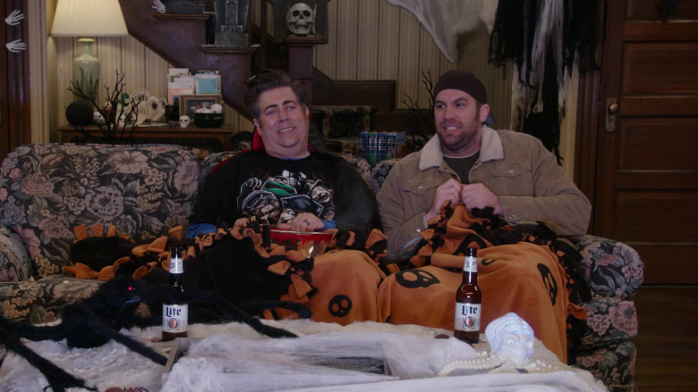 Miller Lite Beer in Kevin Can Fk Himself S02E03 Ghost (3)