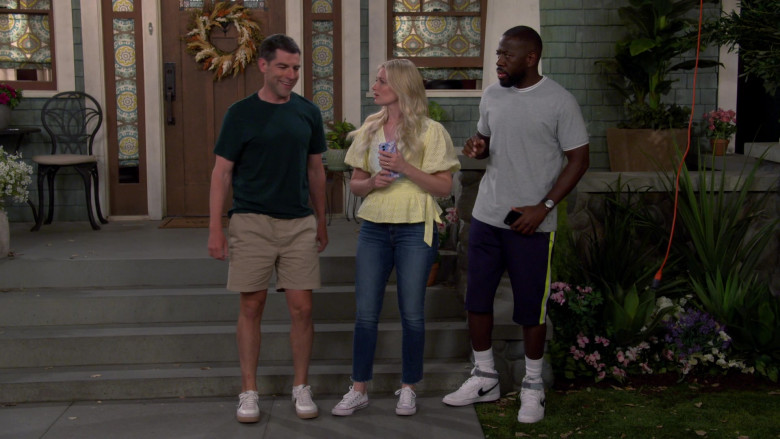 Nike Sneakers in The Neighborhood S05E01 Welcome Back to the Neighborhood (3)