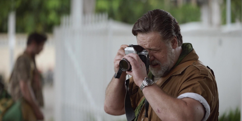 Nikon Camera of Russell Crowe as Arthur Coates in The Greatest Beer Run Ever (1)