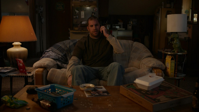 Skittles Candies, Nabisco Wheat Thins Original Whole Grain Wheat Crackers and UTZ Chips in Kevin Can Fk Himself S02E03 Ghost (2022)