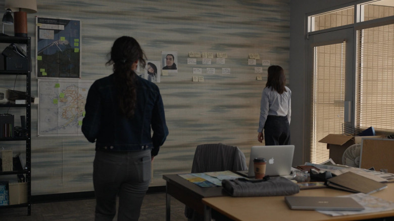 Apple MacBook Laptop in Alaska Daily S01E02 A Place We Came Together (1)