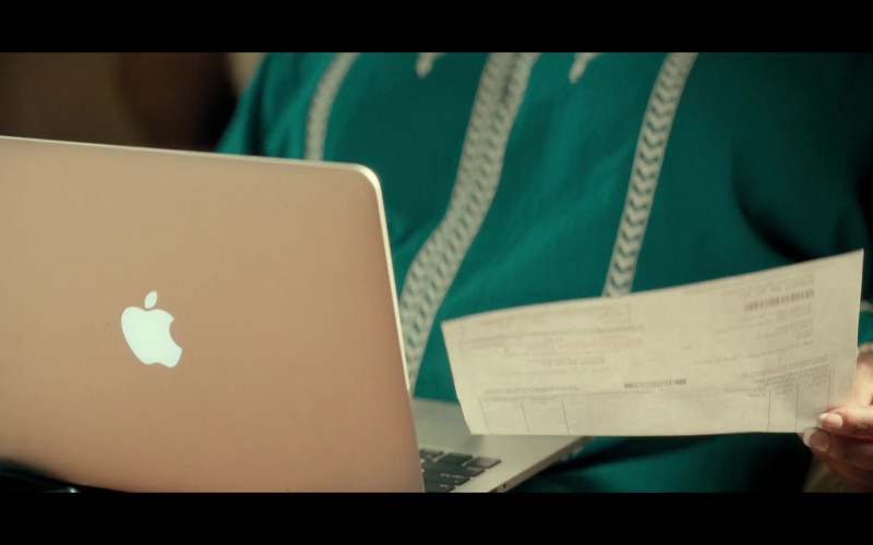 Apple MacBook Laptop in From Scratch S01E07 Between the Fire and the Pan (2)