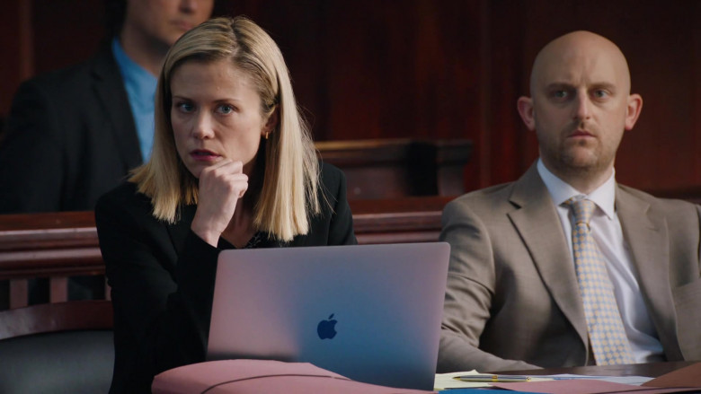 Apple MacBook Laptop in Law & Order S22E03 Vicious Cycle (2)