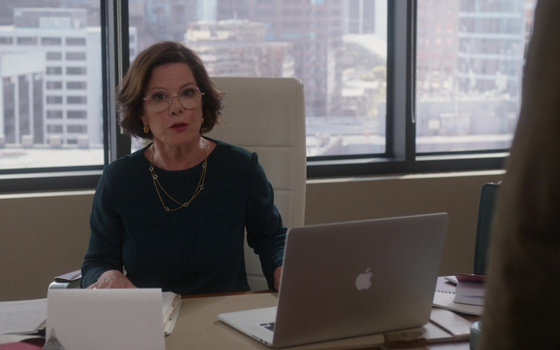 Apple MacBook Laptop in So Help Me Todd S01E03 Second Second Chance (2022)