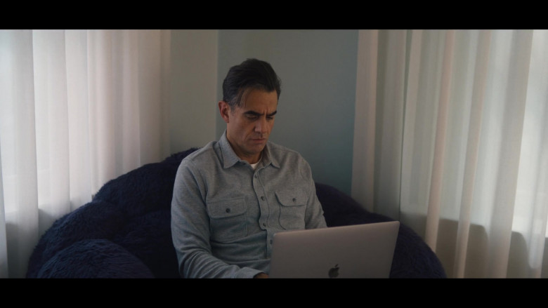 Apple MacBook Laptop of Bobby Cannavale as Dean Brannock in The Watcher S01E03 Götterdämmerung (2022)