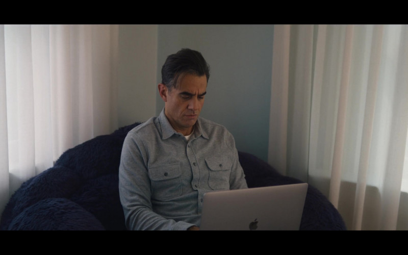 Apple MacBook Laptop of Bobby Cannavale as Dean Brannock in The Watcher S01E03 Götterdämmerung (2022)