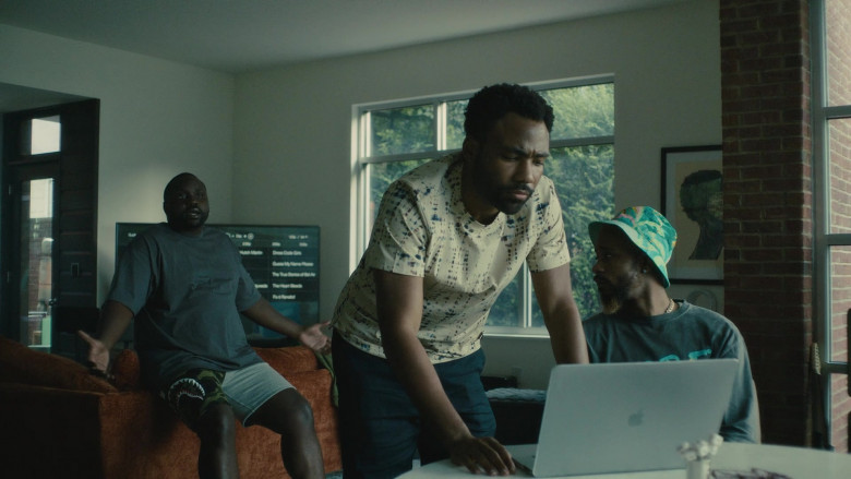 Apple MacBook Laptop of Donald Glover as Earnest ‘Earn' Marks in Atlanta S04E06 Crank Dat Killer (1)
