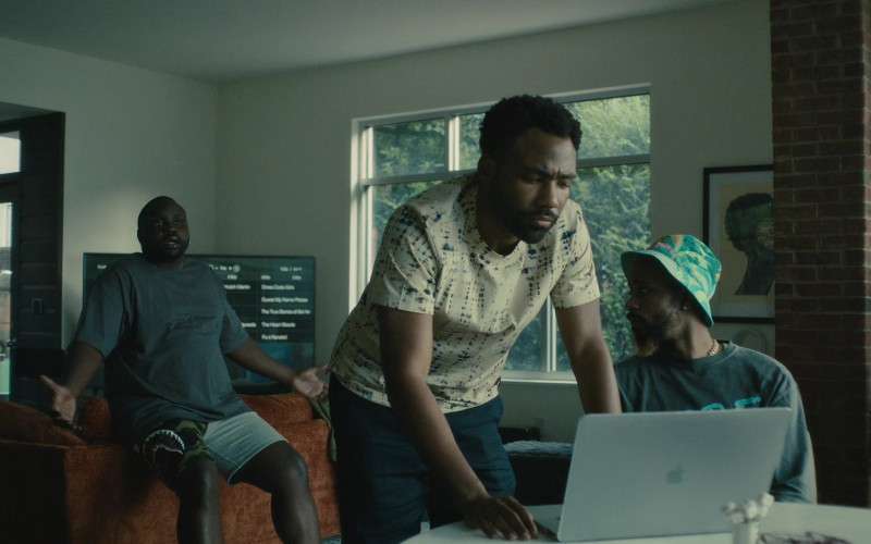 Apple MacBook Laptop of Donald Glover as Earnest ‘Earn’ Marks in Atlanta S04E06 Crank Dat Killer (1)