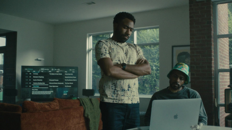 Apple MacBook Laptop of Donald Glover as Earnest ‘Earn' Marks in Atlanta S04E06 Crank Dat Killer (2)