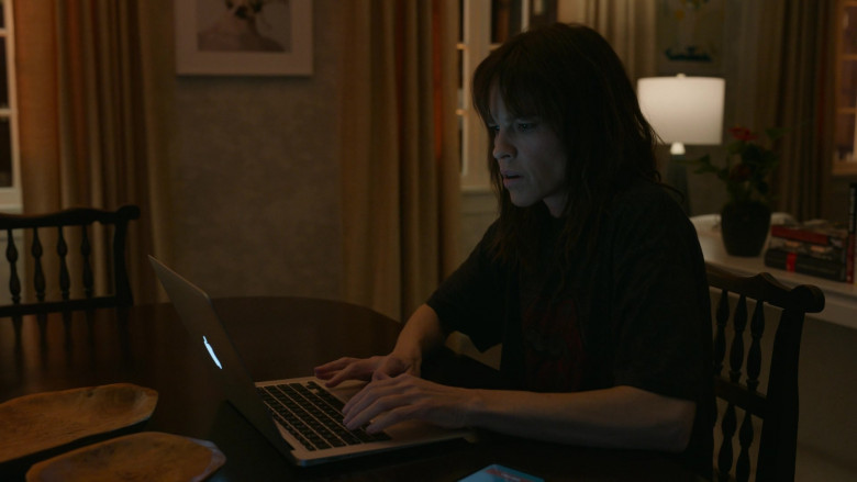 Apple MacBook Laptop of Hilary Swank as Eileen Fitzgerald in Alaska Daily S01E01 Pilot (1)