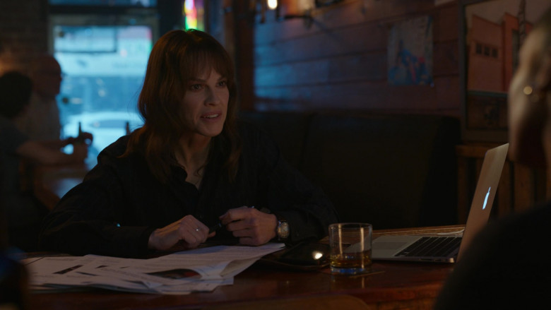 Apple MacBook Laptop of Hilary Swank as Eileen Fitzgerald in Alaska Daily S01E01 Pilot (10)