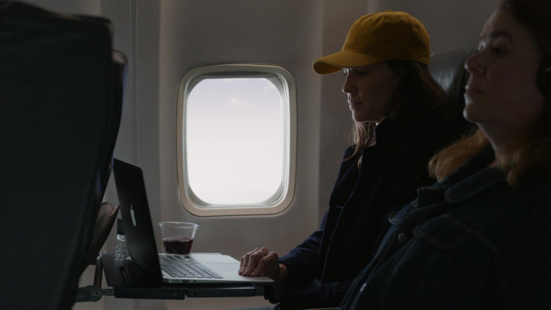 Apple MacBook Laptop of Hilary Swank as Eileen Fitzgerald in Alaska Daily S01E01 Pilot (2)