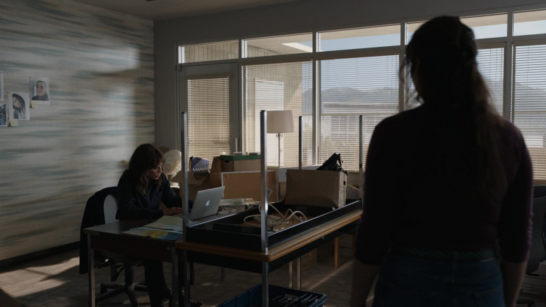 Apple MacBook Laptop of Hilary Swank as Eileen Fitzgerald in Alaska Daily S01E01 Pilot (6)