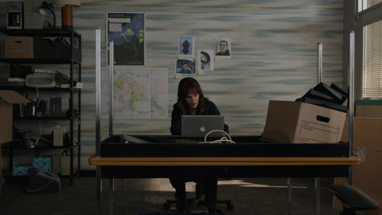 Apple MacBook Laptop of Hilary Swank as Eileen Fitzgerald in Alaska Daily S01E01 Pilot (7)