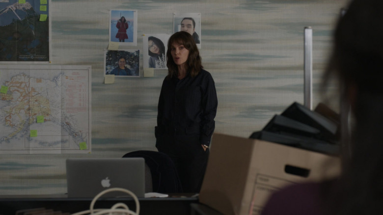 Apple MacBook Laptop of Hilary Swank as Eileen Fitzgerald in Alaska Daily S01E01 Pilot (8)