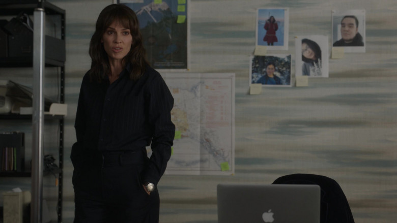 Apple MacBook Laptop of Hilary Swank as Eileen Fitzgerald in Alaska Daily S01E01 Pilot (9)