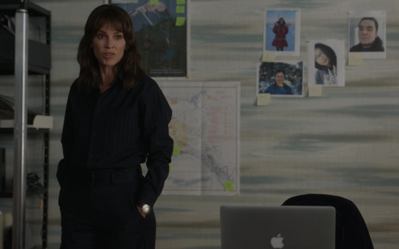 Apple MacBook Laptop of Hilary Swank as Eileen Fitzgerald in Alaska Daily S01E01 Pilot (9)