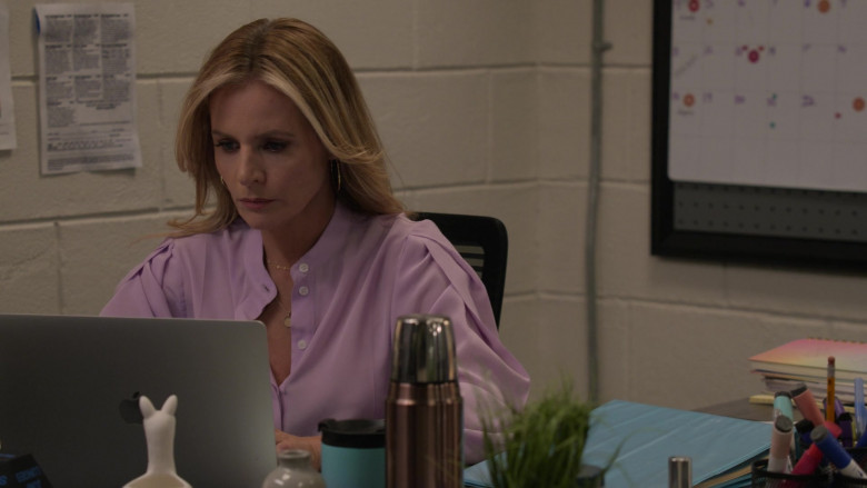 Apple MacBook Laptop of Jessalyn Gilsig as Holly Barrett in Big Shot S02E07 Playing House (1)