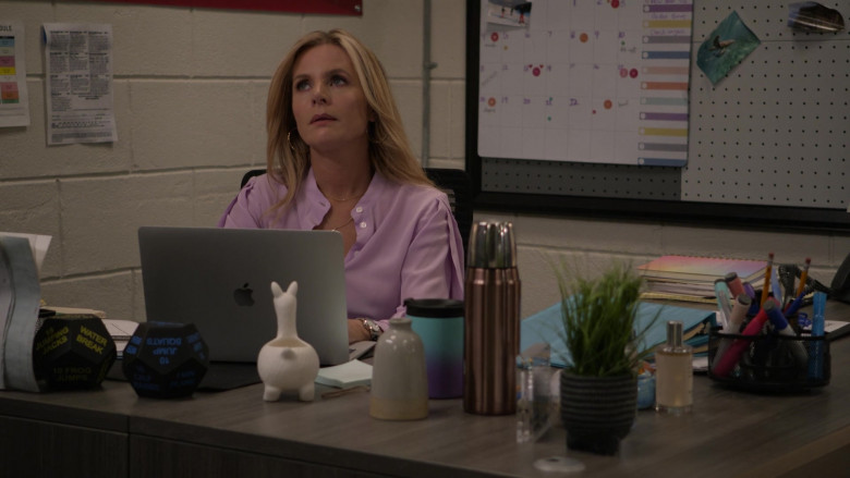Apple MacBook Laptop of Jessalyn Gilsig as Holly Barrett in Big Shot S02E07 Playing House (2)