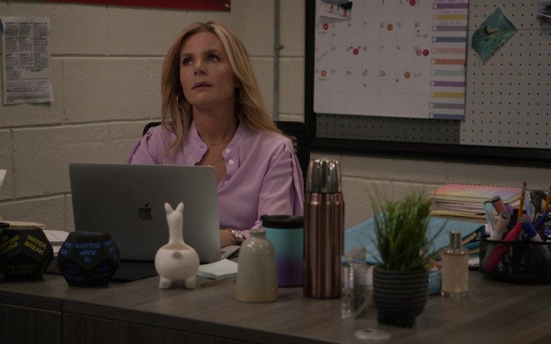 Apple MacBook Laptop of Jessalyn Gilsig as Holly Barrett in Big Shot S02E07 Playing House (2)