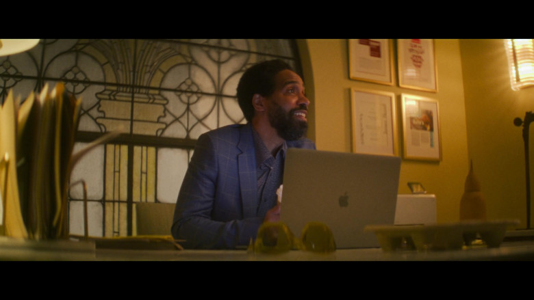 Apple MacBook Laptop of Kevin Carroll as Zeke Dawes in Let the Right One In S01E02 Intercessors (1)