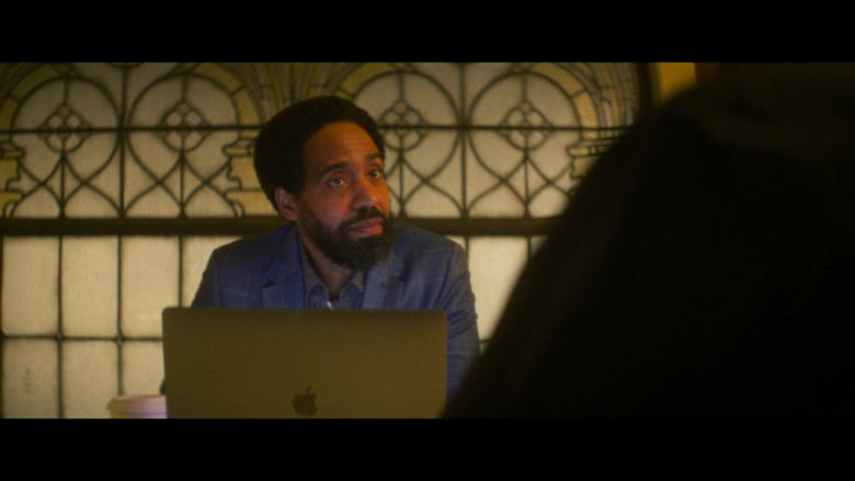 Apple MacBook Laptop of Kevin Carroll as Zeke Dawes in Let the Right One In S01E02 Intercessors (3)