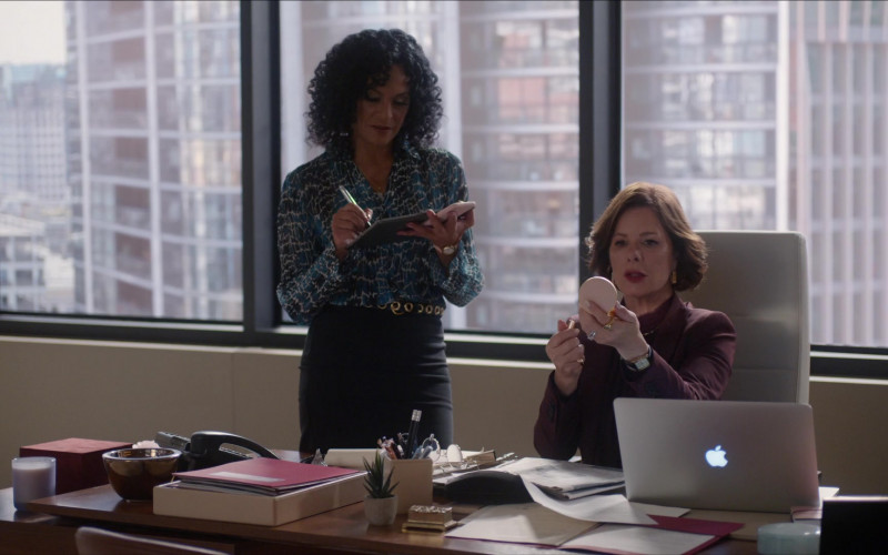 Apple MacBook Laptop of Marcia Gay Harden as Margaret in So Help Me Todd S01E02 Co-pilot (1)