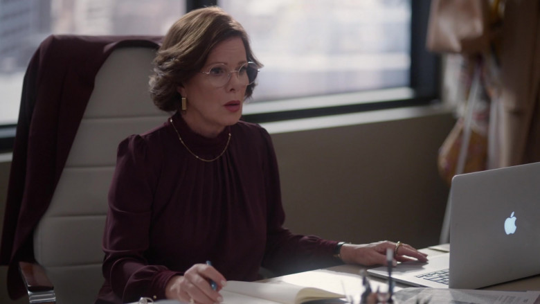 Apple MacBook Laptop of Marcia Gay Harden as Margaret in So Help Me Todd S01E02 Co-pilot (2)