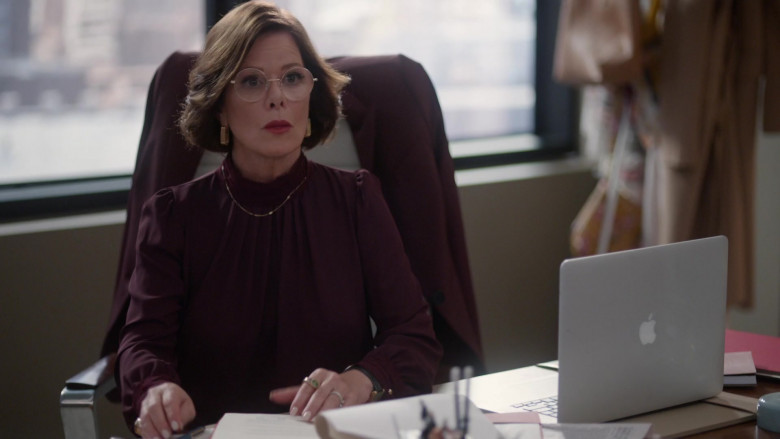 Apple MacBook Laptop of Marcia Gay Harden as Margaret in So Help Me Todd S01E02 Co-pilot (3)