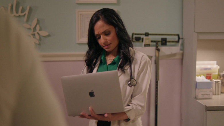 Apple MacBook Laptops in Chesapeake Shores S06E08 I Get a Kick Out of You (2)