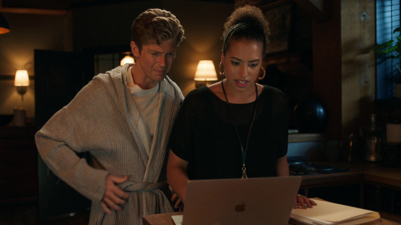 Apple MacBook Laptops in Chesapeake Shores S06E10 All or Nothing at All (3)