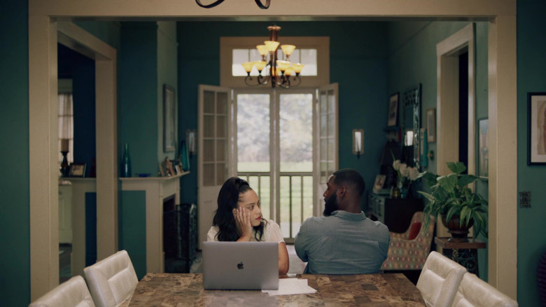 Apple MacBook Laptops in Queen Sugar S07E05 With a Kind of (1)