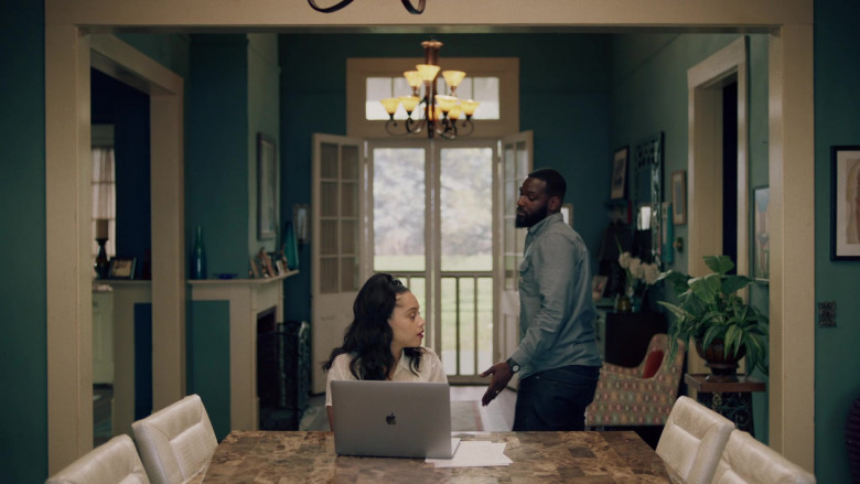 Apple MacBook Laptops in Queen Sugar S07E05 With a Kind of (3)