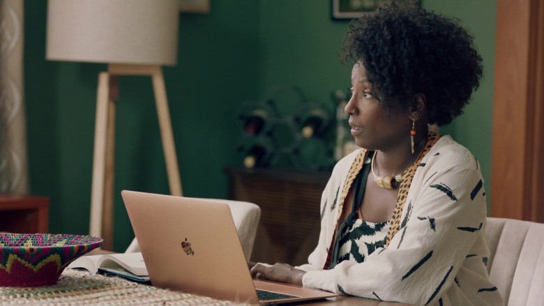 Apple MacBook Laptops in Queen Sugar S07E05 With a Kind of (5)