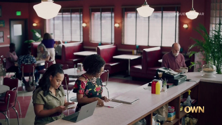 Apple MacBook Laptops in Queen Sugar S07E06 Soothing Electric Vibration (1)