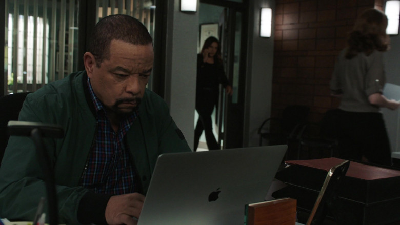 Apple MacBook Pro Laptop Used by Ice-T as Detective Odafin ‘Fin' Tutuola in Law & Order Special Victims Unit S24E05 (1)