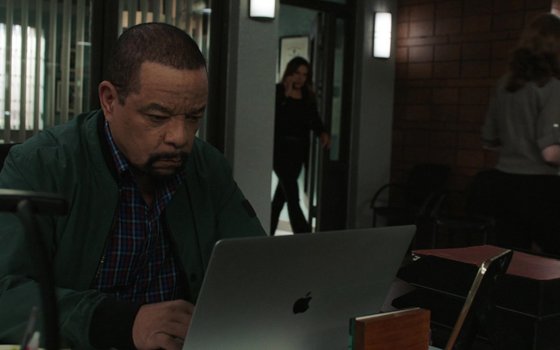 Apple MacBook Pro Laptop Used by Ice-T as Detective Odafin ‘Fin' Tutuola in Law & Order Special Victims Unit S24E05 (1)