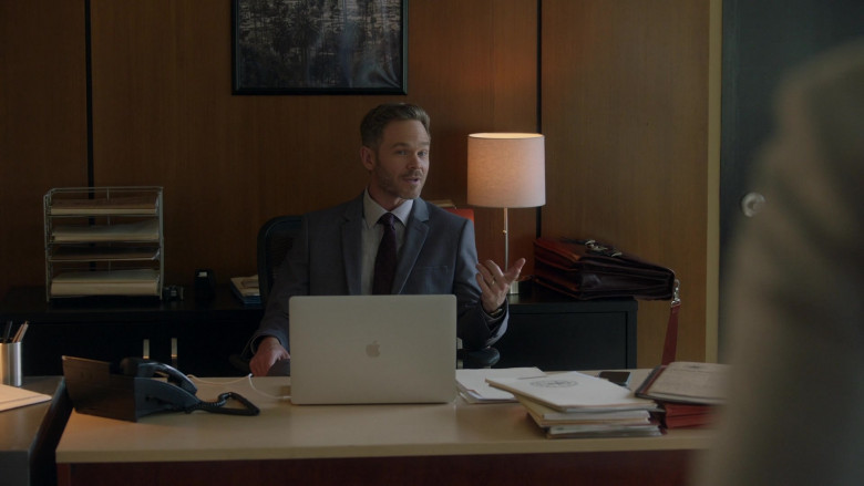 Apple MacBook Pro Laptop in The Rookie S05E02 Labor Day (3)